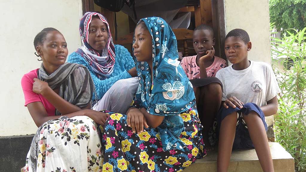 ‘I called the police officers’ Mwanahamisi (center) escaped being married at 15. The Worth of a Girl report about child marriage is nominated for @TheWebbyAward VOTE vote.webbyawards.com/PublicVoting#/… #VOAworthofagirl bit.ly/2L9tuJT <a href="/faraja/">Faraja Dogeje</a> <a href="/Sajjo/">Lusajo L.M. ™ | 1440</a> <a href="/KennedyMmari/">Kenny Mmari Snr.</a> Photos:Faraja Dogeje