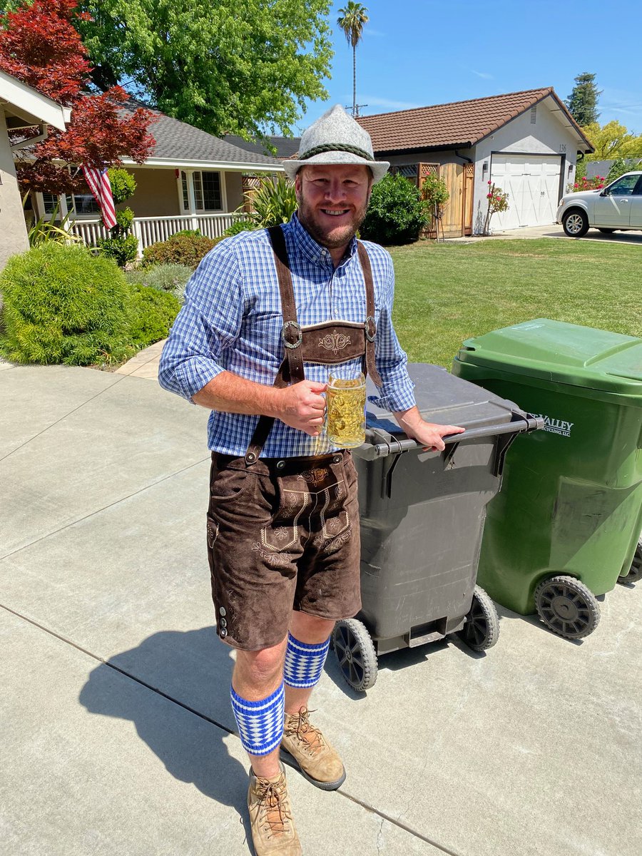 ssgabriel2's tweet photo. Oktoberfest 2020 canceled. No problem. Taking out the trash in Los Gatos. Auf Wiedersehen COVID-19. @lizsf @TalinnS11 @Gabriel_teach #binisolationouting https://t.co/KETXadOoYs