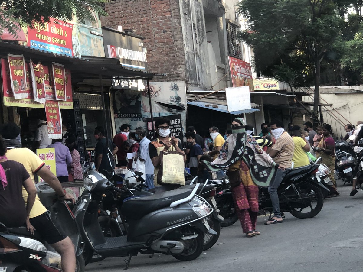 vmtailor's tweet photo. @MySuratMySMC Banning vegetables and fruit selling is the most incompetent decision taken. This has facilitated spread of Corona on a mass scale in just couple of hours. The entire city is on the road. Is this how u want to stop the spread? Look at zero-efficacy policevan in this snap too! https://t.co/iC3c96ZzMk