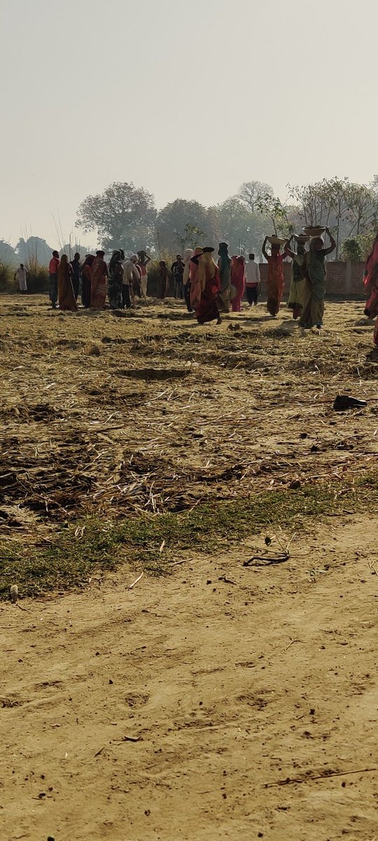 ArvindK731046's tweet photo. During in this #lockdown period when #covid-19 at its peak. In my village MANREGA work is in progress under the head of village. It seems workers have no any fear related to covid- 19, these peoples don't use #facecover and also violate #social #distancing; https://t.co/dwq2zQmGE5