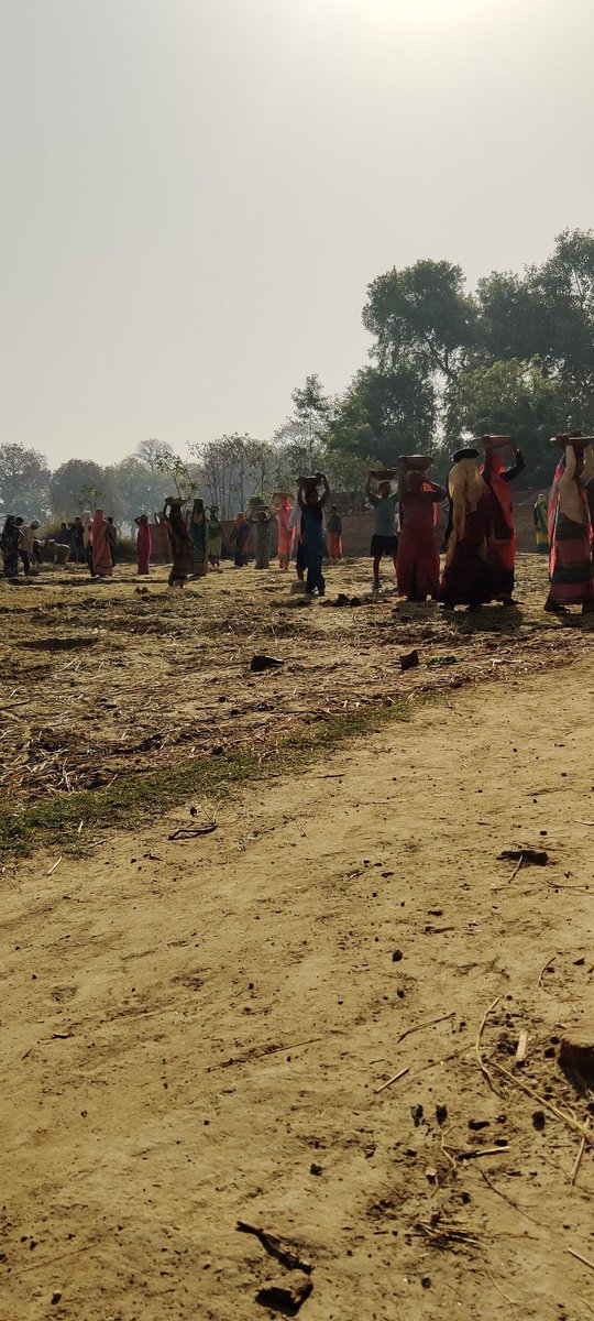 ArvindK731046's tweet photo. During in this #lockdown period when #covid-19 at its peak. In my village MANREGA work is in progress under the head of village. It seems workers have no any fear related to covid- 19, these peoples don't use #facecover and also violate #social #distancing; https://t.co/dwq2zQmGE5