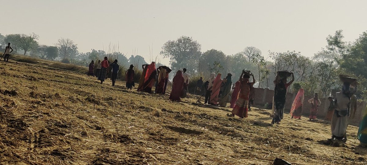 ArvindK731046's tweet photo. During in this #lockdown period when #covid-19 at its peak. In my village MANREGA work is in progress under the head of village. It seems workers have no any fear related to covid- 19, these peoples don't use #facecover and also violate #social #distancing; https://t.co/dwq2zQmGE5