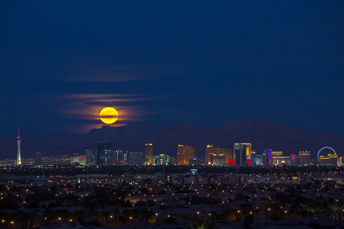 LasVegasLocally's tweet photo. No city full moons like Vegas.

Photos by @vegasphotograph ✨ Buy prints: https://t.co/zTm3pRZDv5 https://t.co/eIKZ4aB0d1