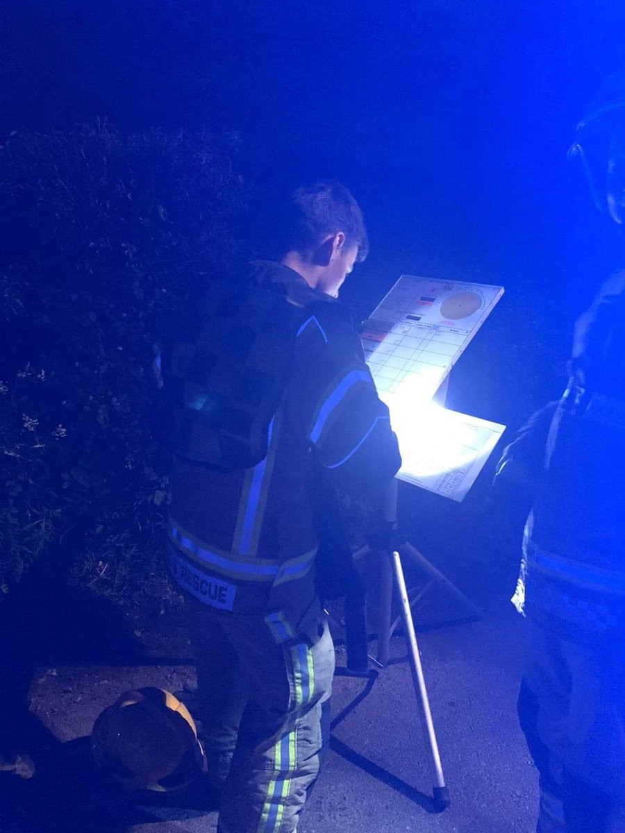 AFRSPaulton's tweet photo. 📟Our crew was paged at 2:48am to a car fire in Timsbury. Crews got to work extinguishing the inferno with 1 Breathing Apparatus and 1 Hose Reel Jet. 🔥🚒 #AvonFire #CarFire #OnCall https://t.co/myq2PSsFxz