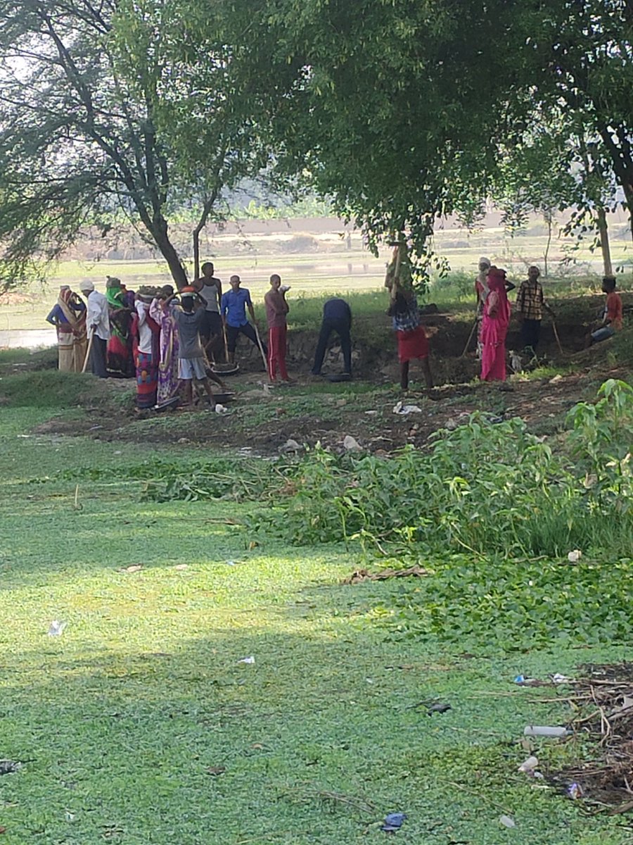 ArvindK731046's tweet photo. During in this #lockdown period when #covid-19 at its peak. In my village MANREGA work is in progress under the head of village. It seems workers have no any fear related to covid- 19, these peoples don't use #facecover and also violate #social #distancing; https://t.co/dwq2zQmGE5