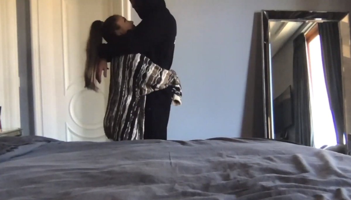 grandekordei's tweet photo. AHHHHH MY SIS GETTING DICK PERIOD https://t.co/8YQ1Os7fa3