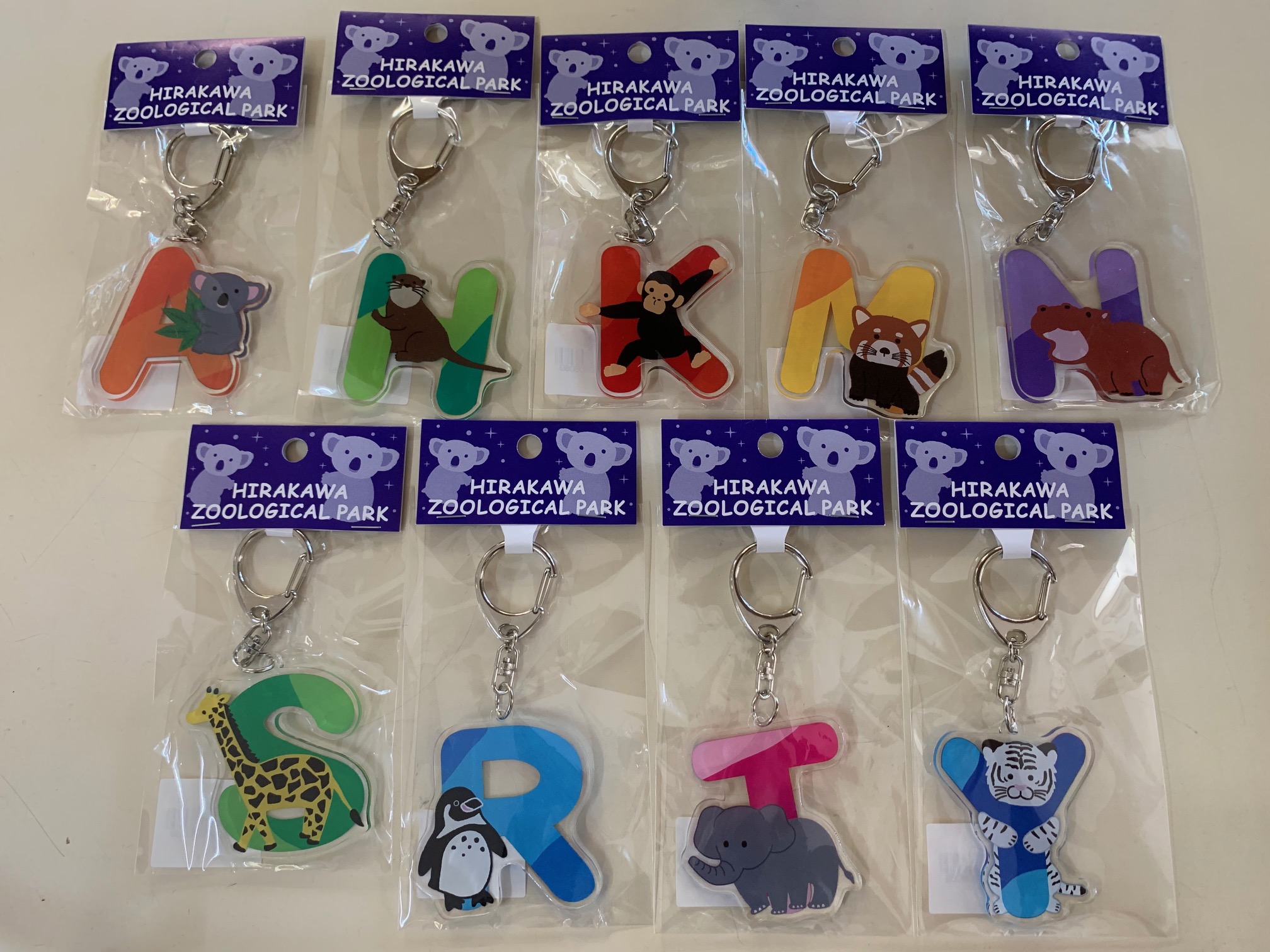 鹿児島市平川動物公園 レッサーパンダ担当おすすめオリジナルグッズ第3弾 イニシャルアクリルキーホルダーの 紹介です レッサーパンダはもちろん 他の動物種もいくつかあり裏側は当園のロゴ入りです あなたのイニシャルやお気に入りの動物のはありました 鹿児島市平川動物公園 レッサーパンダ担当おすすめオリジナルグッズ第3弾 イニシャルアクリルキーホルダーの 紹介です レッサーパンダはもちろん 他の動物種もいくつかあり裏側は当園のロゴ入りです あなたのイニシャルやお気に入りの動物のはありました