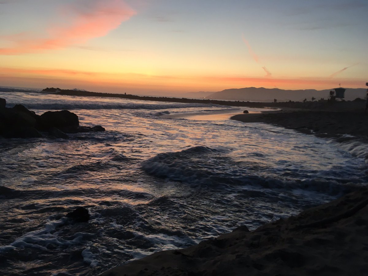 avmartinez's tweet photo. I also never get tired of sunsets and long spring nights https://t.co/U2o5XIi8tW