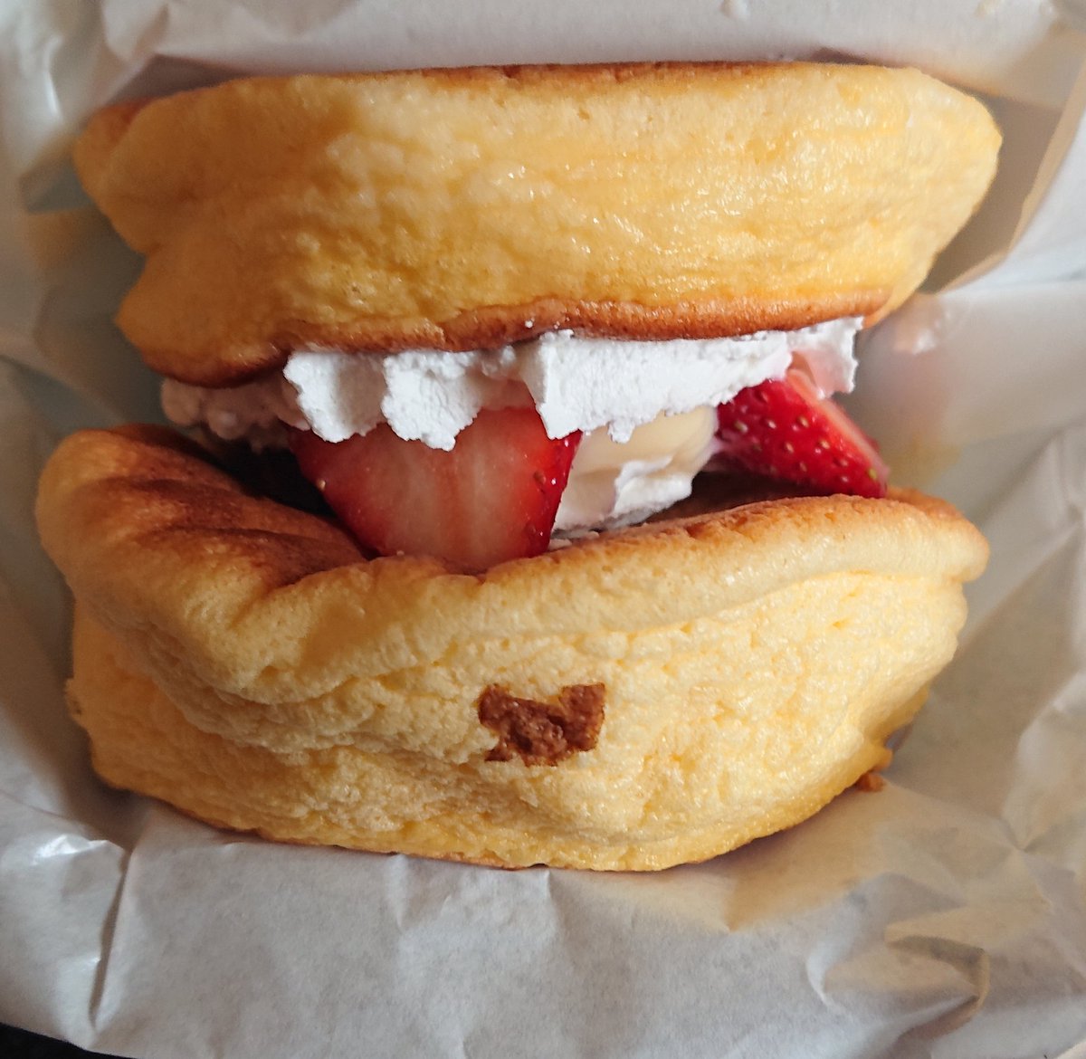 将 Masa Auf Twitter 旭川 Mush Cafe 今日のテイクアウト イチゴパンケーキバーガー ミックスフルーツサンド メルトチーズステーキサンド サラダ付き 久しぶりにマッシュカフェのパンケーキ食べた ご馳走さまでした 旭川 パンケーキ