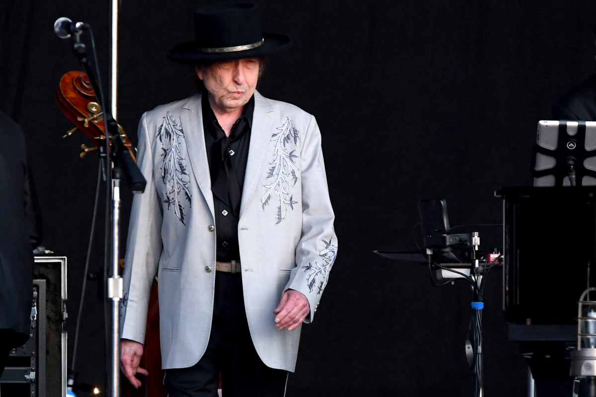 RollingStone's tweet photo. Bob Dylan has confirmed his first album of original songs in eight years, 'Rough and Rowdy Ways.' Hear his new single “False Prophet” https://t.co/uEg7AFd53B https://t.co/ksITYMs9WQ