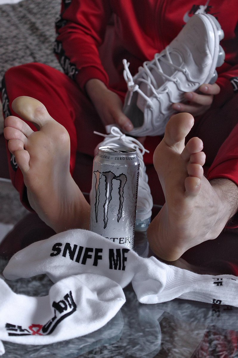 whitetigerspaws's tweet photo. Retweette if you are into feet, socks or sneakers 👣🧦👟 https://t.co/yxcz4MHFmd
