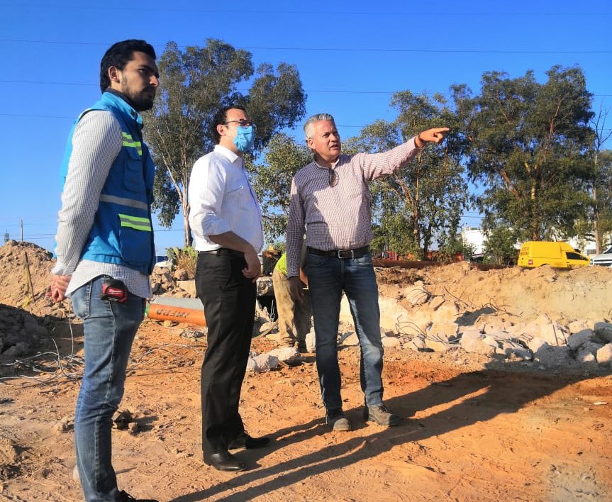 navaslp's tweet photo. Esta tarde estuvimos supervisando los trabajos del #PuentePemex, obra de movilidad que desahogará  el tráfico vehicular que se genera  por el paso de 65 mil vehículos diarios. #SanLuisSuenaFuerte ✌🏼 

#RecuperandoElCamino | #SLP https://t.co/yOz8EE7WVW