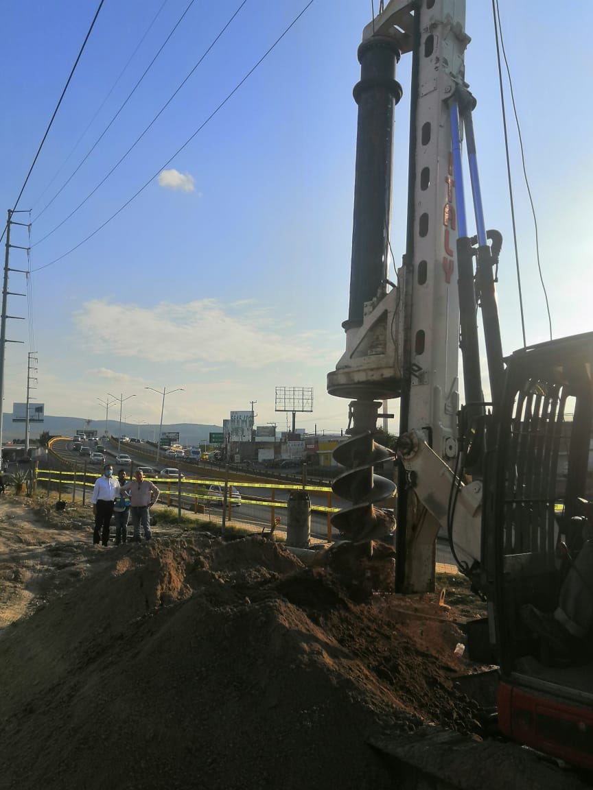 navaslp's tweet photo. Esta tarde estuvimos supervisando los trabajos del #PuentePemex, obra de movilidad que desahogará  el tráfico vehicular que se genera  por el paso de 65 mil vehículos diarios. #SanLuisSuenaFuerte ✌🏼 

#RecuperandoElCamino | #SLP https://t.co/yOz8EE7WVW