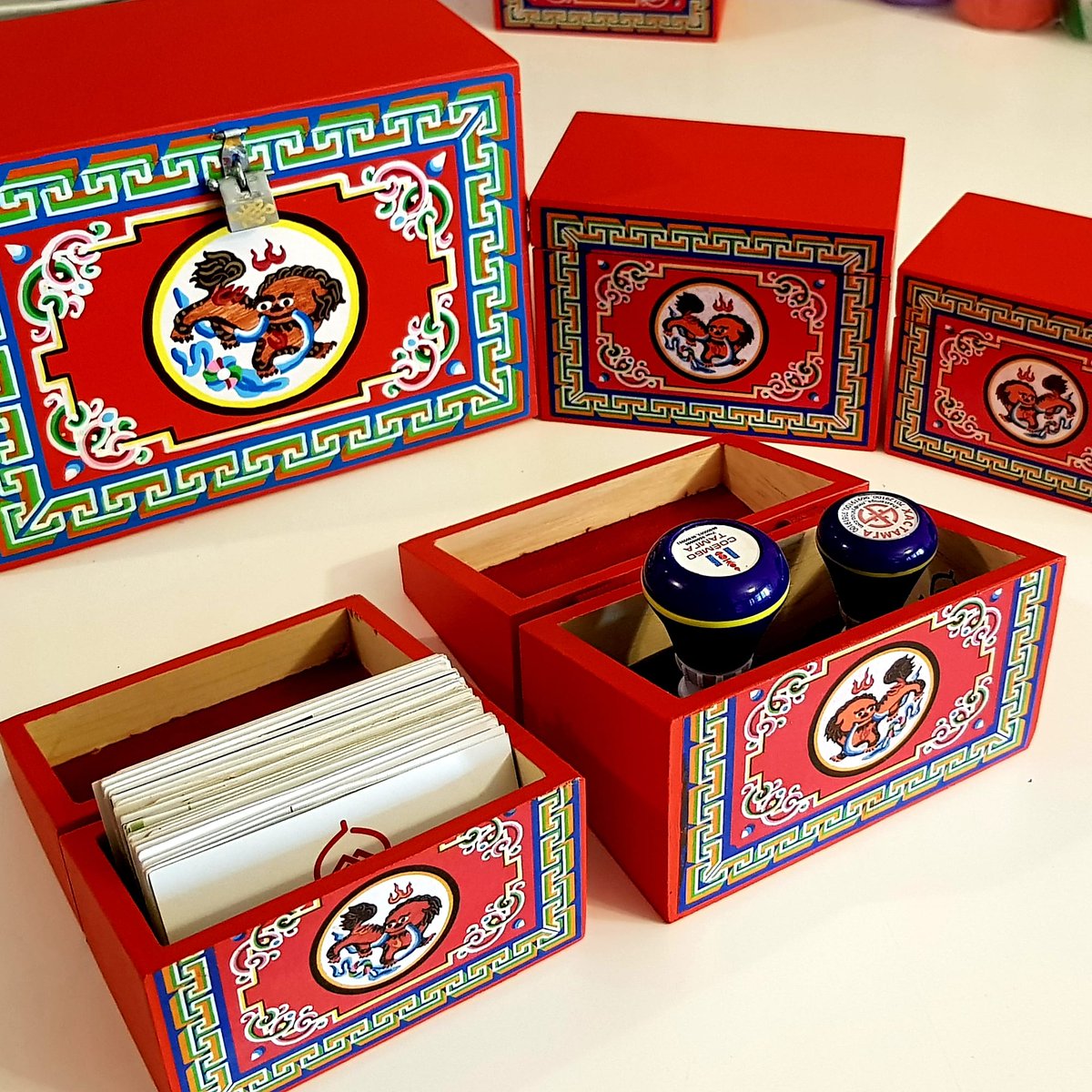 Төрсөн өдөр, тэмдэглэлт баярын бэлэг болох жижиг авдар олон хэмжээ, загвараар хийгдэж байна. Гоёл чимэглэл, тамга тэмдэг, нэрийн хуудас, бичиг хэрэгсэл гээд бүх жижиг зүйлсээ хадгалах боломжтой. #AaviinAvdarBrand