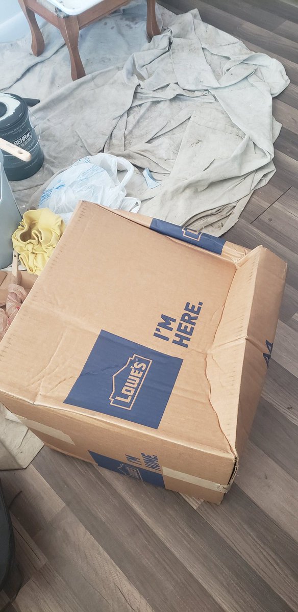 DishRemovalPros's tweet photo. @Lowes 

This is how my fragile new ceiling light arrived today.

Thanks for the broken light!

#LowesLostAnotherCustomer

Headed to @HomeDepot 

#DeliveryFail
#FAILED https://t.co/BMKRdv1LOt