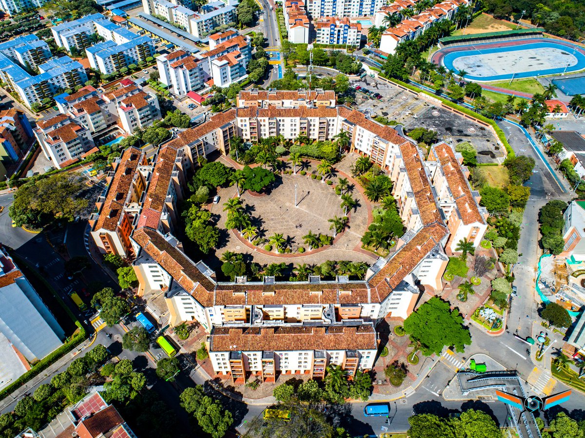 dronautas_'s tweet photo. Plaza Mayor, inaugurada en 1980 en la intersección de dos pistas del antiguo aeropuerto Gómez Niño de Bucaramaga, fue inspirada en urbanizaciones europeas de la época. Es el corazón de lo que hoy se conoce como la Ciudadela Real de Minas en la ciudad bonita
#Bucaramanga #Colombia https://t.co/aiGPtds3Bn