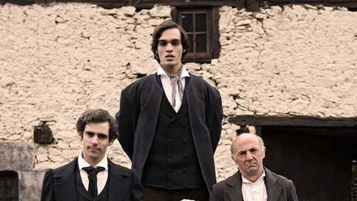 Este domingo en <a href="/Version_TVE/">Versión Española</a> veremos "Handia", película de 2017  dirigida por Jon Garaño y Aitor Arregi con Joseba Usabiaga y Eneko Sagardoy.
¡Ganó 10 <a href="/PremiosGoya/">Premios Goya</a>!
Basada en un historia real ocurrida en Gipuzkoa en el siglo XIX. 
A las 22:25h en La 2