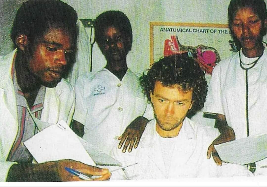 "ESE MÉDICO ESPAÑOL ES FERNANDO SIMÓN"

Noviembre de 1991 en Burundi.
El Partido para la Liberación del Pueblo Hutu ataca  Bujumbura .Mueren centenares de personas. Al norte del país, en Ntita, un médico necesita medicamento que solo puede obtener en Bujumbura.