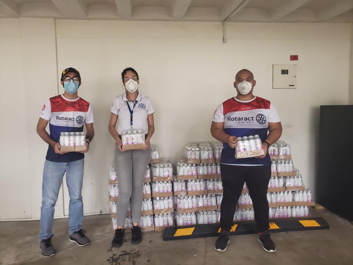 Rotaract_Panama's tweet photo. Con el apoyo de @OIMCentroAmer y @senafrontpanama realizamos la entrega de las donaciones recaudadas para los albergues de migrantes  en la provincia de Darién, alrededor de 4,200 prendas de ropa, 2,200 botellas de gel alcoholado  y 50 kits de aseo personal. https://t.co/qANWwLy9w9