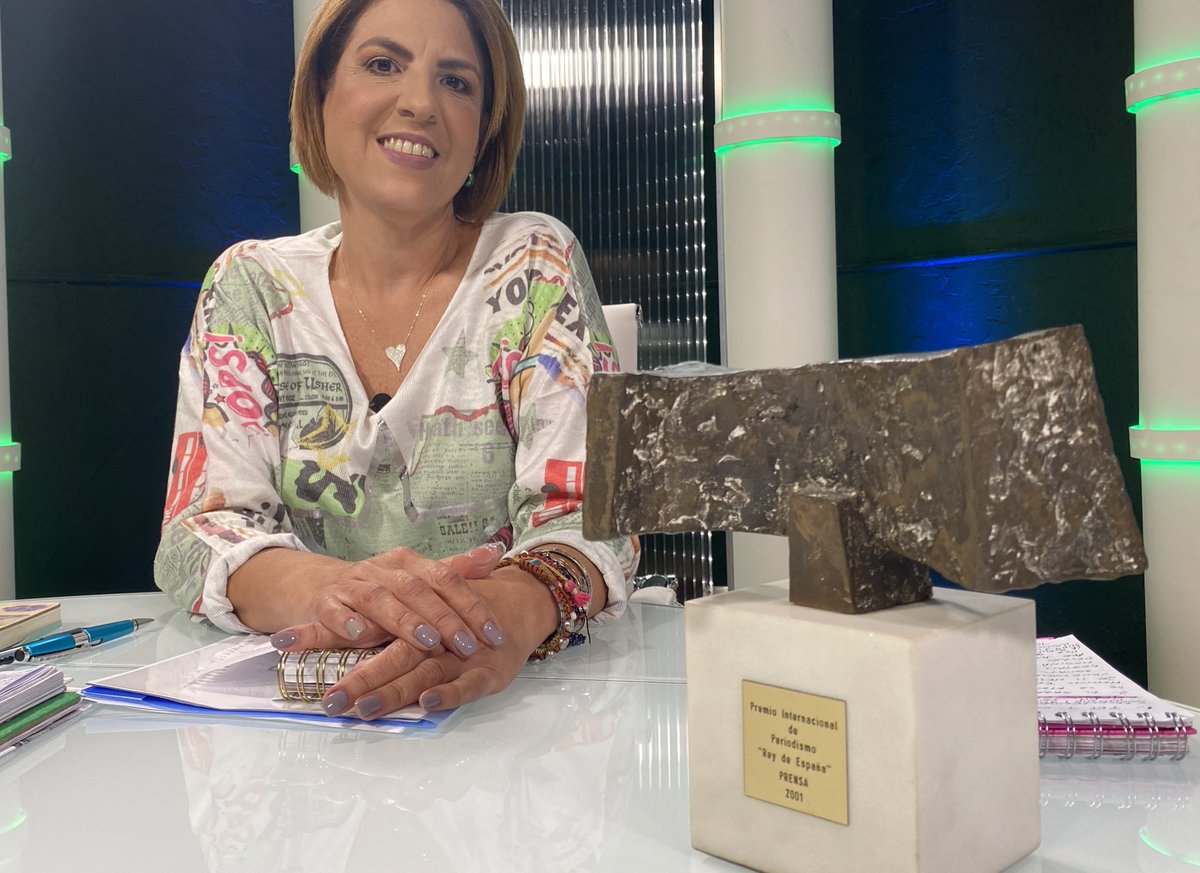 PattyPoleo's tweet photo. Hoy sí hay #Agárrate y me traje un adorno especial. https://t.co/EBuT3iJ45Q