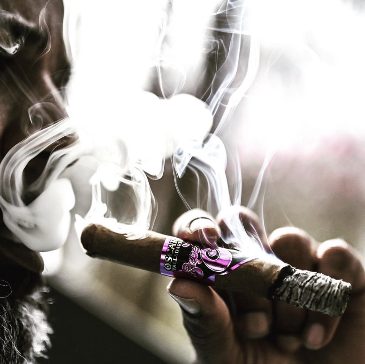 ovcigars's tweet photo. Smoking a Super Fly by Oscar Valladares can make a difference this evening. 

#superflybyoscar #superflymaduro #superflycigar

IG 📸 @upinsmoke_clt https://t.co/HoiCRGXrhQ
