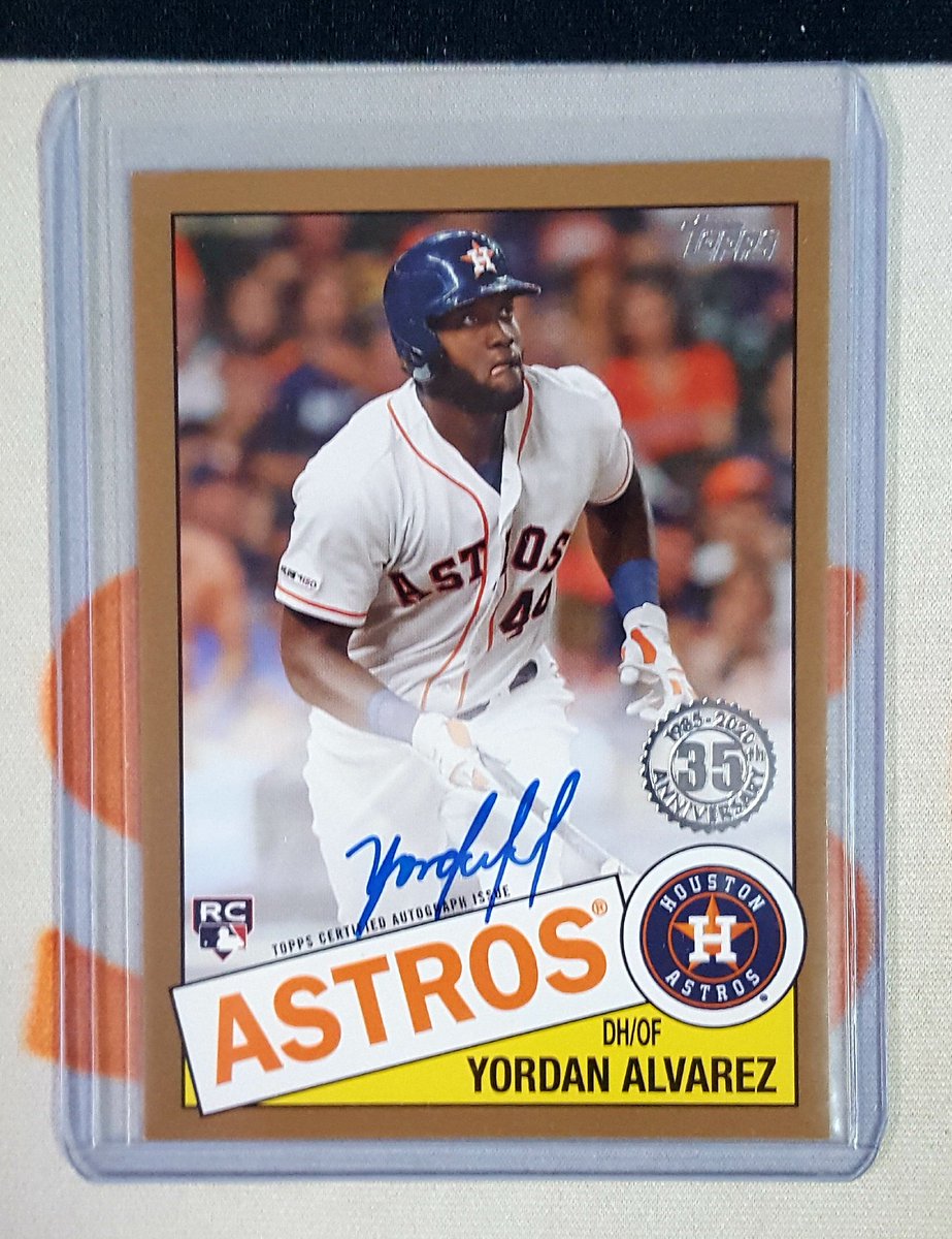 RestlesscraftB2's tweet photo. It's always nice when a Yordan Alvarez gold auto jumps out of the break #topps #baseballcards #cardbreaks #casebreaks #thehobby #groupbreaks #toppscards #shipthebase #2020topps https://t.co/pEjIwcbzWl