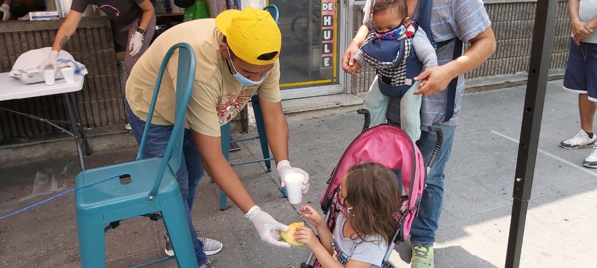 rayuelagt's tweet photo. 🍽 Hoy servimos 425 desayunos y 877 almuerzos 😃 gracias al apoyo de todos ustedes. Sin embargo, también notamos que el número de niños en la fila ha crecido 😣 y aunque los atendemos con cariño, es mayor nuestro deseo porque puedan resguardarse y tener una vida digna 😔 https://t.co/lix77szs3W