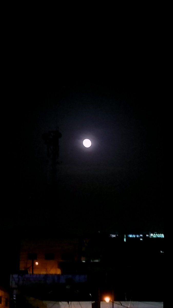 leafarcastillo's tweet photo. Salga y deleite su vista, es la última superluna de este año y está luciendo increíble.
#Selenofilia
#PricelessView
#LunasDeMayo2020 https://t.co/of5UX9IbIP