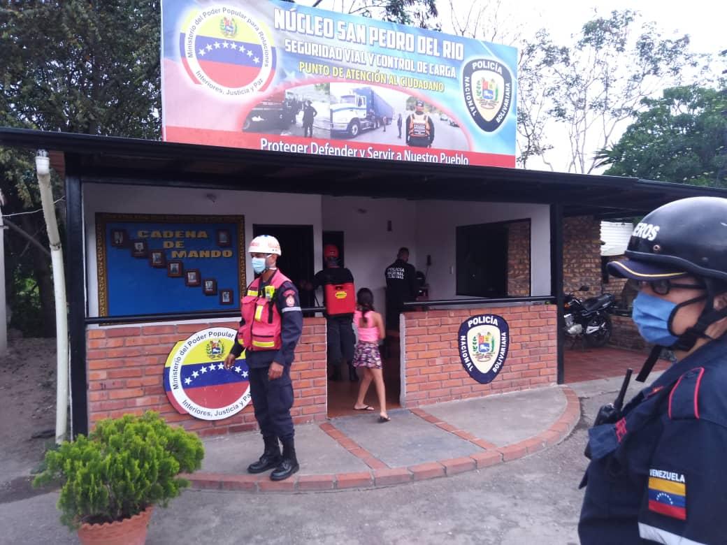 prefectostach's tweet photo. En las Prefecturas de Ayacucho, San Pedro del Rio y Rivas Berti se llevó a cabo una desinfección de las calles, el ambulatorio y los puntos de cuerpos de seguridad. @GobiernoTachira @laidygomezf @dirpoliticatach @Corposalud_tach #PrefectosContigo #Tachira #Venezuela https://t.co/Y2S0kIMXGx
