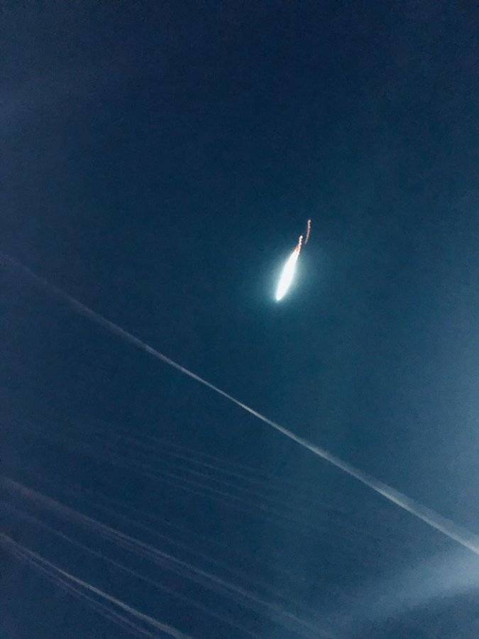 SismoMundial's tweet photo. ⚠️ AHORA. Reportan avistamiento de bólido ☄️, #meteorito, en los cielos de la zona central de #Chile 🇨🇱 cerca de las 19:00 hrs (-4 UTC). 

Foto de @cauquenino tomada en Cauquenes por Sebastián Ávila. https://t.co/y40IaS3RvV
