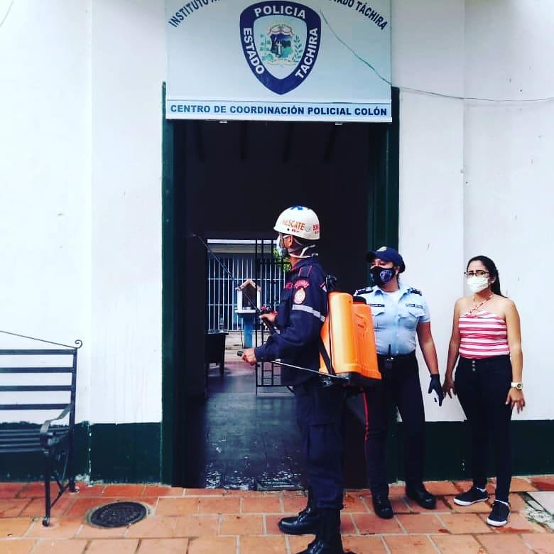 prefectostach's tweet photo. En las Prefecturas de Ayacucho, San Pedro del Rio y Rivas Berti se llevó a cabo una desinfección de las calles, el ambulatorio y los puntos de cuerpos de seguridad. @GobiernoTachira @laidygomezf @dirpoliticatach @Corposalud_tach #PrefectosContigo #Tachira #Venezuela https://t.co/Y2S0kIMXGx