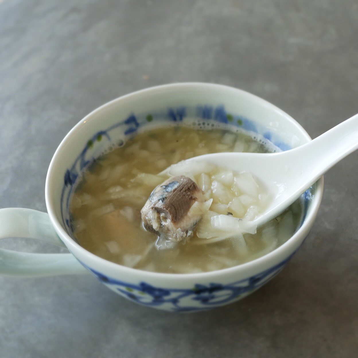 有賀 薫 いわし缶と新たまねぎの味噌汁 いわし水煮缶と味噌だけの味噌汁に 粗みじん切りのたまねぎを入れました たまねぎは塩を軽くしてさらし 辛みを抜いてあります 最後に鍋に入れ 生で入っている状態 サクサクと歯触りよく 甘い新たまねぎを