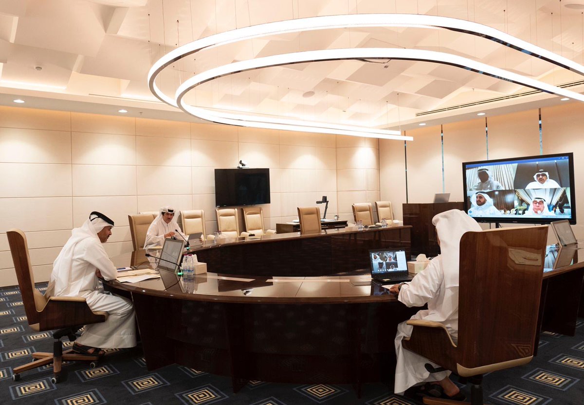KBKAlThani's tweet photo. اجتمعت اليوم بممثلي غرفة تجارة قطر ورابطة رجال الأعمال وناقشنا التحديات والمحفزات وسبل التعاون المشترك بين القطاعين العام والخاص لمواجهة جائحة كوفيد-١٩. هناك إحساس بالمسؤولية من الجميع والحرص على استمرار الأعمال في الفترة المقبلة حفاظا على الاقتصاد الوطني والمصلحة العامة. https://t.co/cxjLGhBRoP
