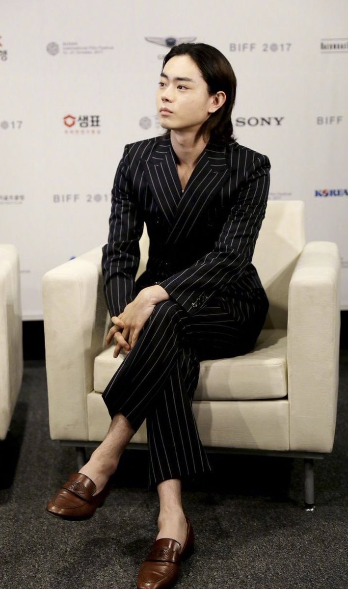 羊 V Twitter 菅田将暉さんの色白で華奢な体は本人的にはかつてはコンプレックスだったらしいし世の一部の男性 から見たら頼りなく見えるのかもしれないけど 菅田さんの周りの男性やオタクは 俺が守ってやるからな という気持ちで団結するのでそれでいいのです