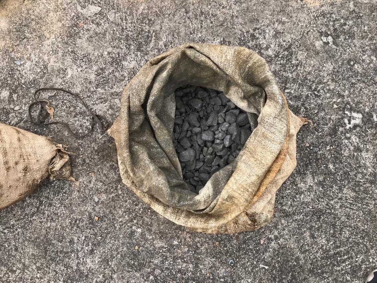 PoliciaEcuador's tweet photo. #SubzonaElOro
Aprehendimos a 6 ciudadanos que presuntamente se dedican a la minería ilegal en #Zaruma.
#UIDM
#TrabajamosPorTuSeguridad https://t.co/2OdEtQqog0