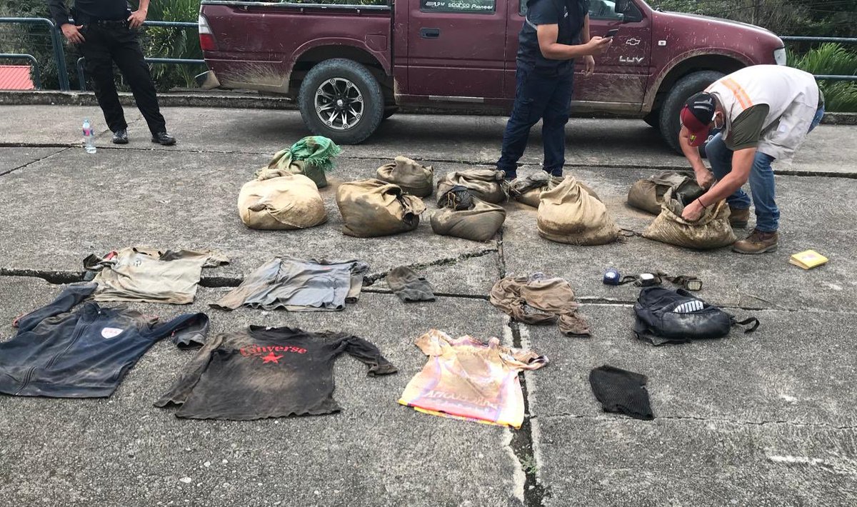 PoliciaEcuador's tweet photo. #SubzonaElOro
Aprehendimos a 6 ciudadanos que presuntamente se dedican a la minería ilegal en #Zaruma.
#UIDM
#TrabajamosPorTuSeguridad https://t.co/2OdEtQqog0