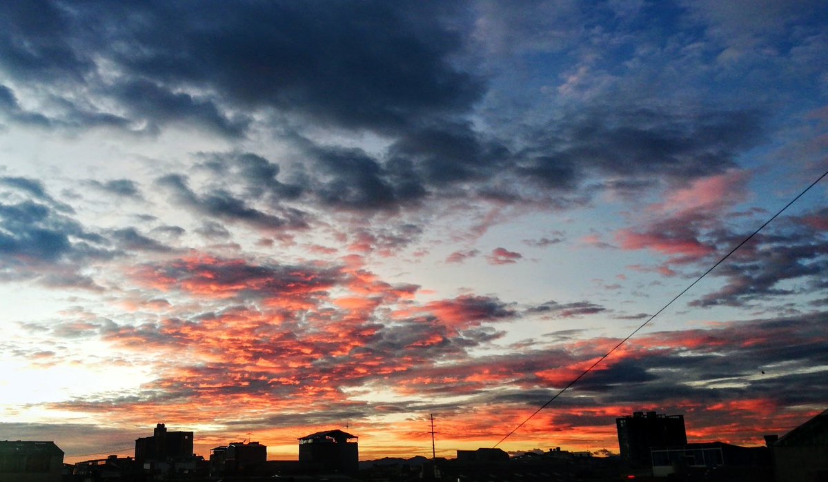 NicotinaRG's tweet photo. Fase I/Fase II del atardecer de hoy en Bogotá ❤️✨ https://t.co/h4Ss1FyglG