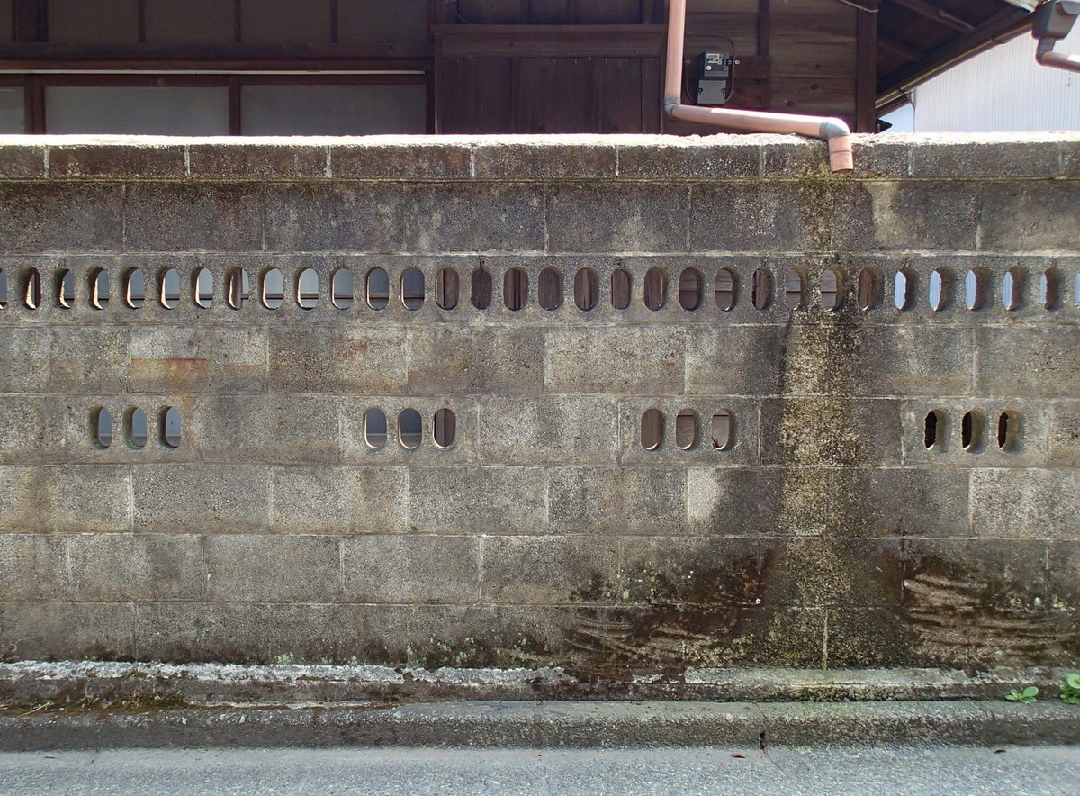 Blockwork V Twitter リツイートと同じ神奈川西部のもの 同じような穴が開いたブロックが2種類使われています 地味な柄ですが 横に繋げるものとそうでないものがあるところもリツイートのものと似ています 両者に共通する大きな笠木も神奈川西部の特徴です ブロック塀