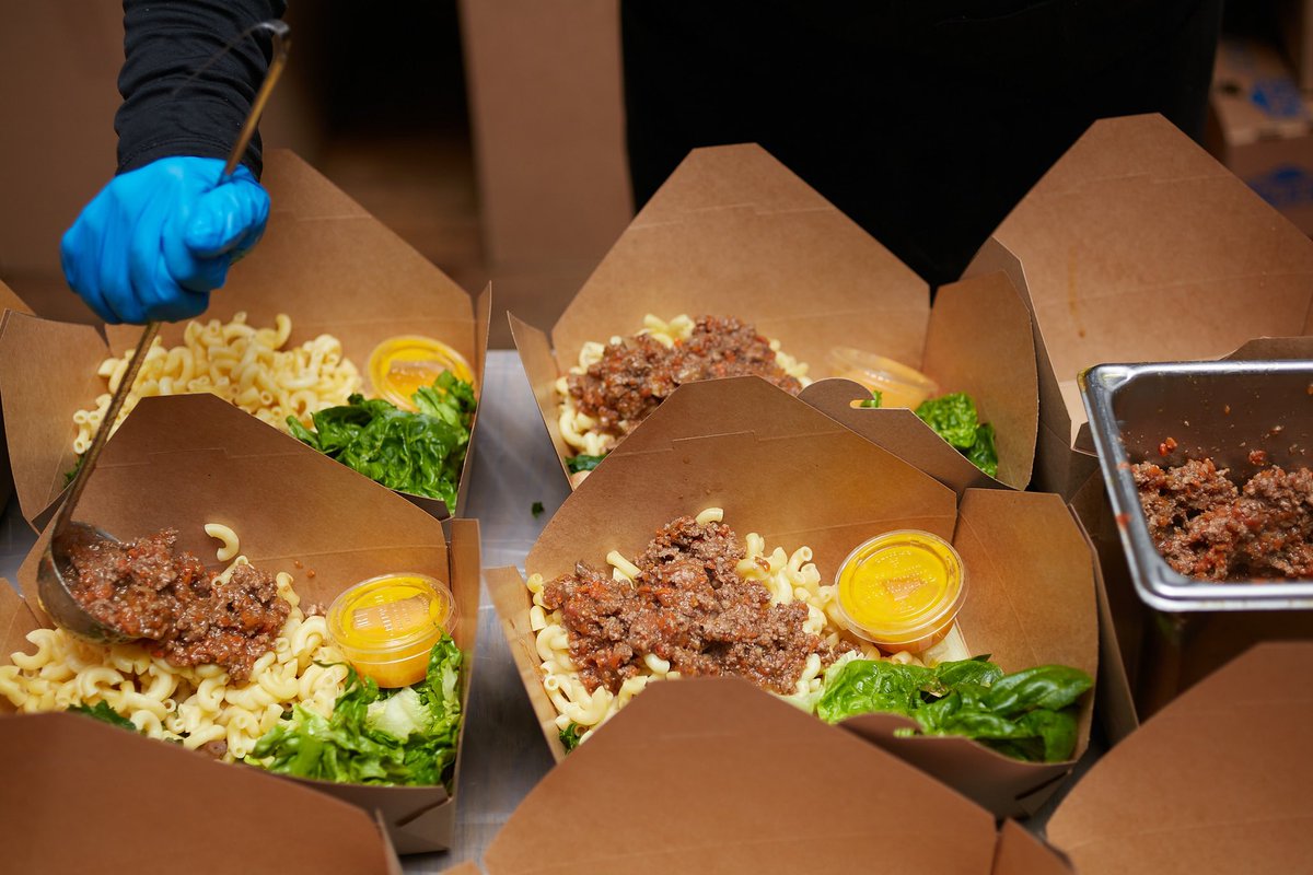 SFNewDeal's tweet photo. Grateful for Chef Kim Alter of @sfnightbird, an SF New Deal captain. Her team of 4 restaurants delivered 3,545 meals to neighbors in need this week. 💕🙏

“Knowing that we are helping flatten the curve while assisting food insecure communities makes me sleep better at night” https://t.co/dm3kpU2Ll3