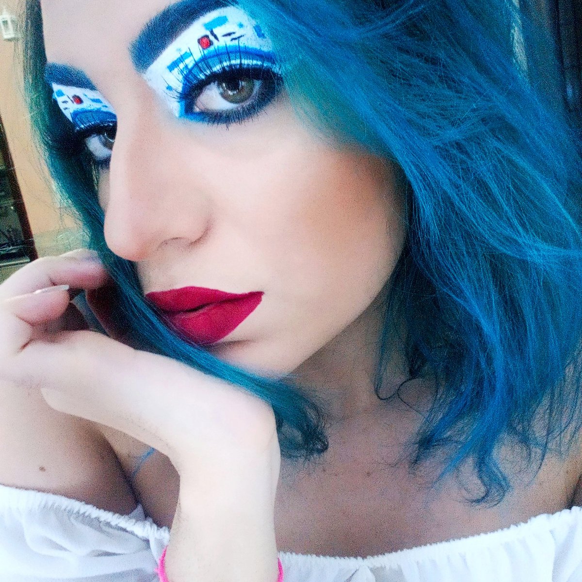 ingriidyfontes's tweet photo. Desafio Make na Quarentena 💄
Dia 3: Make de um personagem 🦸
Personagem: R2D2 (Star Wars)
#makeup
#colors #makeupartist
#maquiagem #makeupcolors #instamake #maquiagembrasil
#maquiagemartistica
#maquiagemprofissional #geek #nerd #starwars #r2d2 #maquiagemstarwars https://t.co/RJN90xTfiR