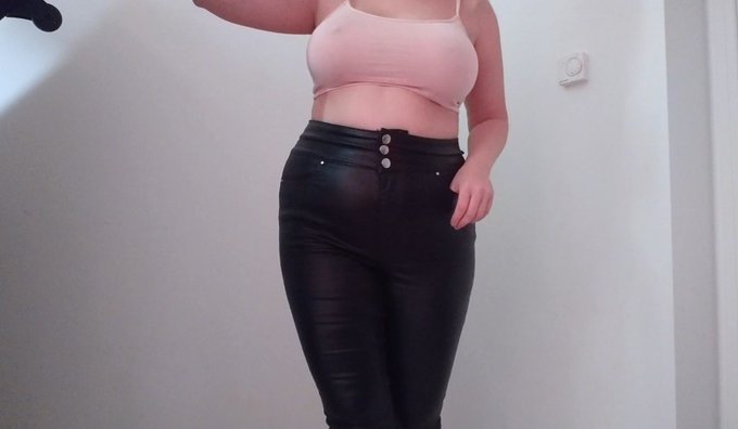 Wanna play? Get your cock out Watch me Talk to me pvt messages included on my admire me page😘https://t<a href="/tag/topshop"class="tags"><span>#topshop</span></a><a href="/tag/fanpages"class="tags"><span>#fanpages</span></a>