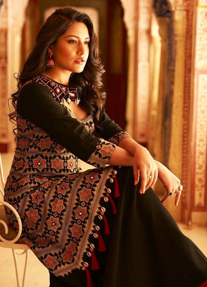 Paris_Lama's tweet photo. #Thwroback
#SurbhiChandna https://t.co/3jIkp920cK