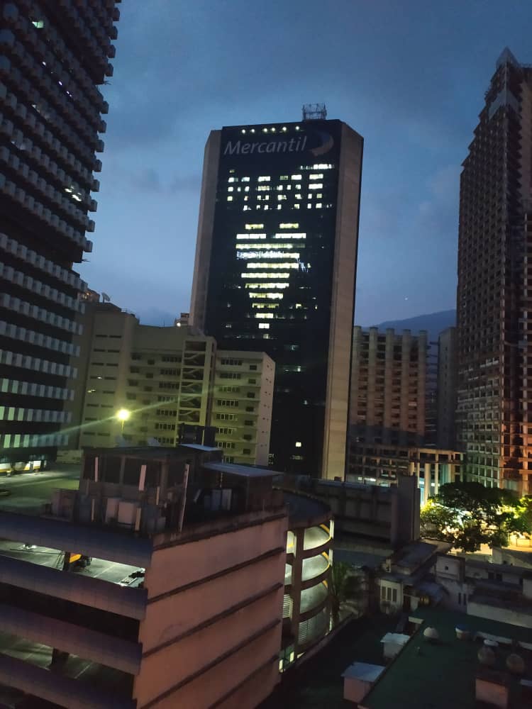 maryArellanoN's tweet photo. #Mercantil Bello detalle en la torre Mercantil 👏👏 https://t.co/eBUyeoB9mi