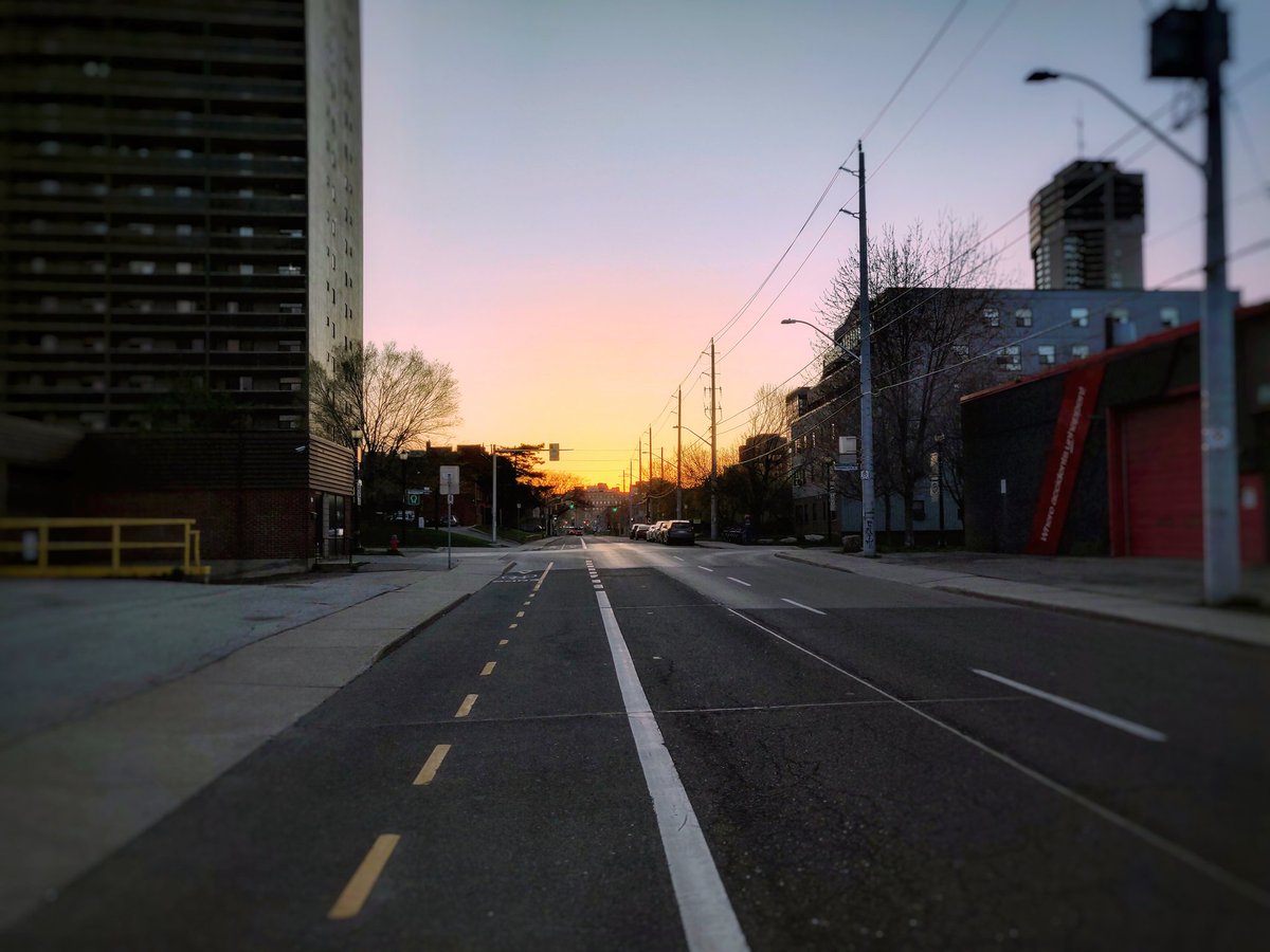 Empty streets, I like it.
.
.
.
.
.
.
.
#emptystreets #sunsetsofcanada #sunsetsofinstagram #sunsets #aligned #hamiltonsunsets #hamont #hamiltonontario #hamilton  #stayathome #lockdown #lockdown2020 #urbanphotography #streetstyle #urbanstreets