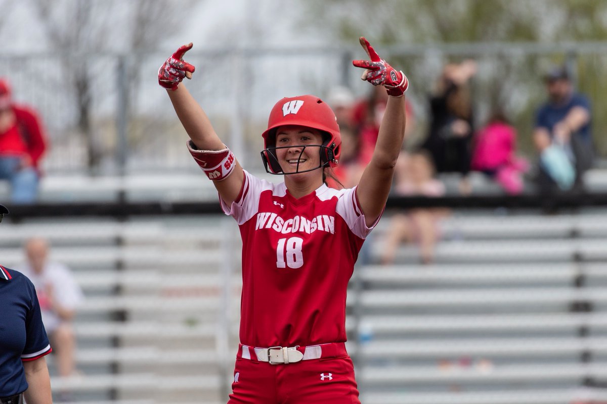 BadgerSoftball's tweet image. 🎶Ohhhhhh oh oh Lombardooooo🎶

Thank you for giving us everything you had (including more time with you). We love you, @slombardo18.  

What are your favorite memories of #18? 

#UWGrad » #OnWisconsin