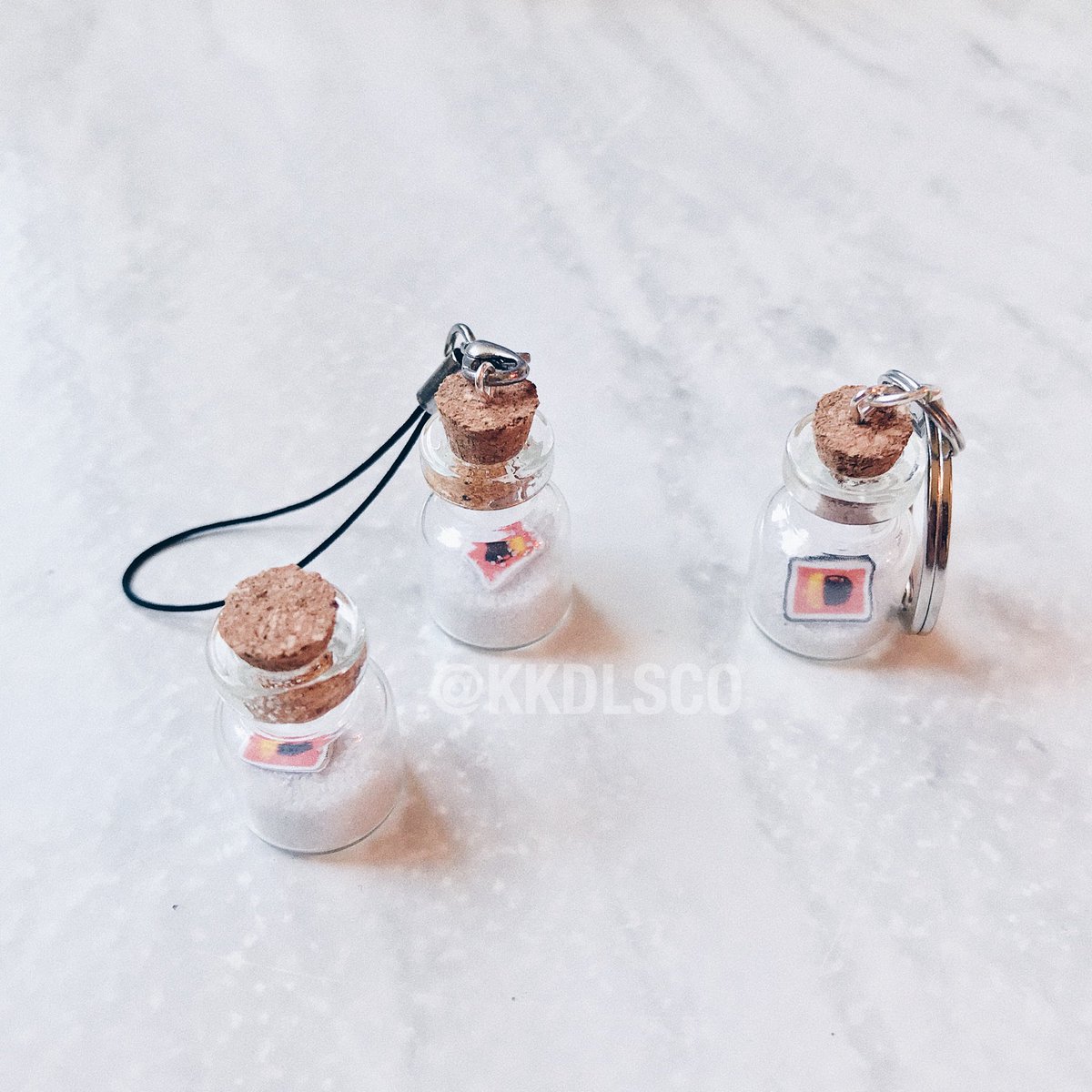 finaIfantasyxv's tweet photo. hello ac community! 🌼 

i made some bottled message keychains today out of quarantine boredom, and i think they turned out super cute! i hope you think so too 🥺 #acnh #animalcrossing https://t.co/PwECPvBdRO