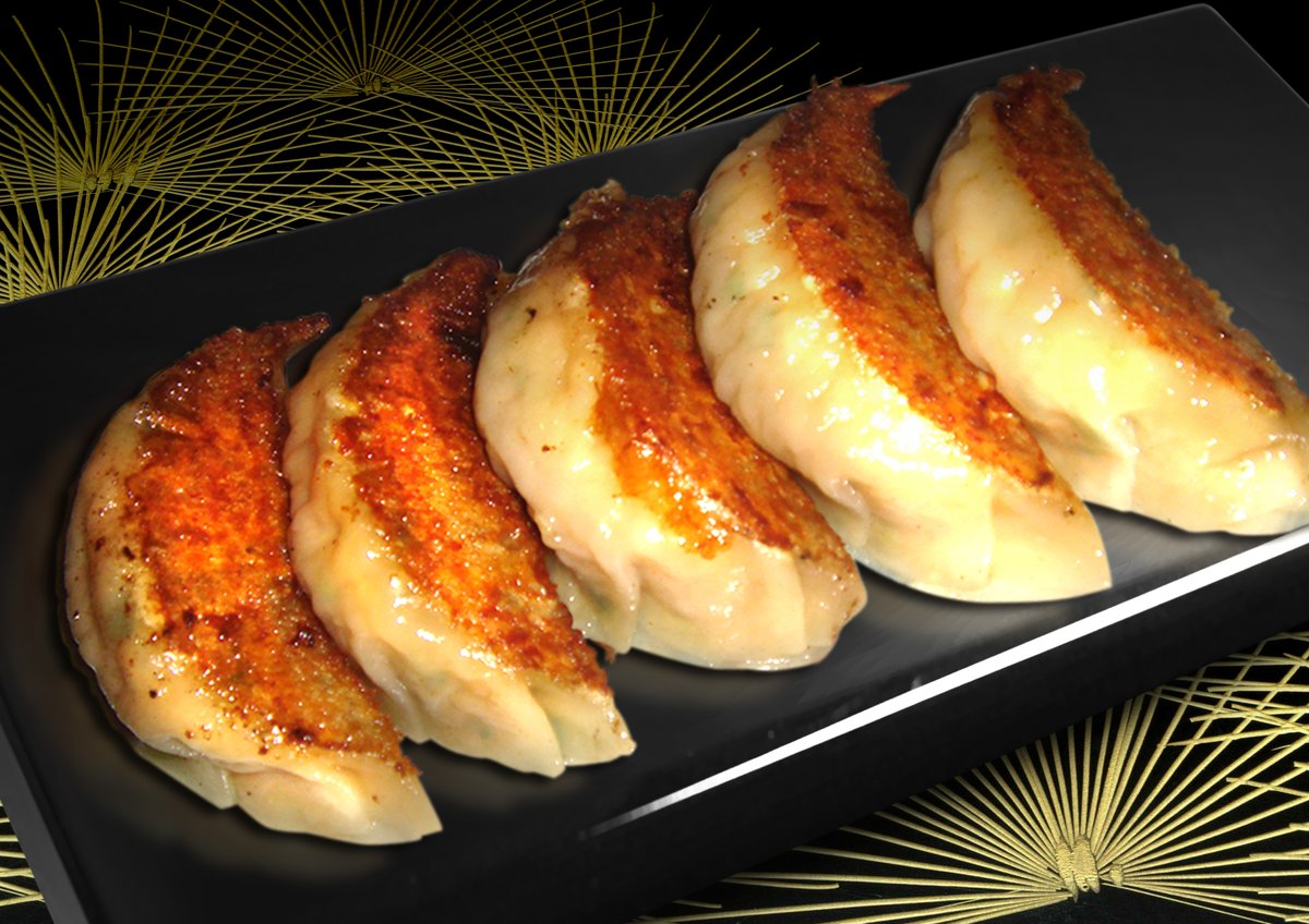 ＼「 #餃子フェス」ファミリー💛応援プロジェクト／ 🥟肉玉そば越智×浅草開花楼（東京・葛西） 
🍽東京名物 肉汁焼餃子  背脂を練り込んだ餡を浅草開化楼の特注皮で包んだラーメン屋の自信作💪 一口頬張ると旨味たっぷりの肉汁がジュワッと溢れ出します😆💕　 👉x.com/otodo5858