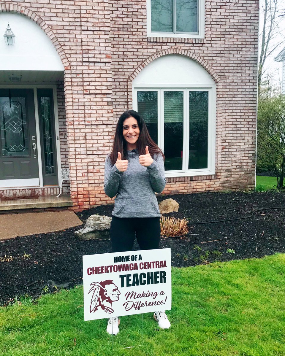 CSantoro_cchs's tweet photo. THIS is how Cheektowaga Central celebrates teachers 🙌. I feel the LOVE! Thank you 💕💕#TeacherAppreciationWeek2020 #cheekhs #InThisTogether https://t.co/zwV2Ca50pY