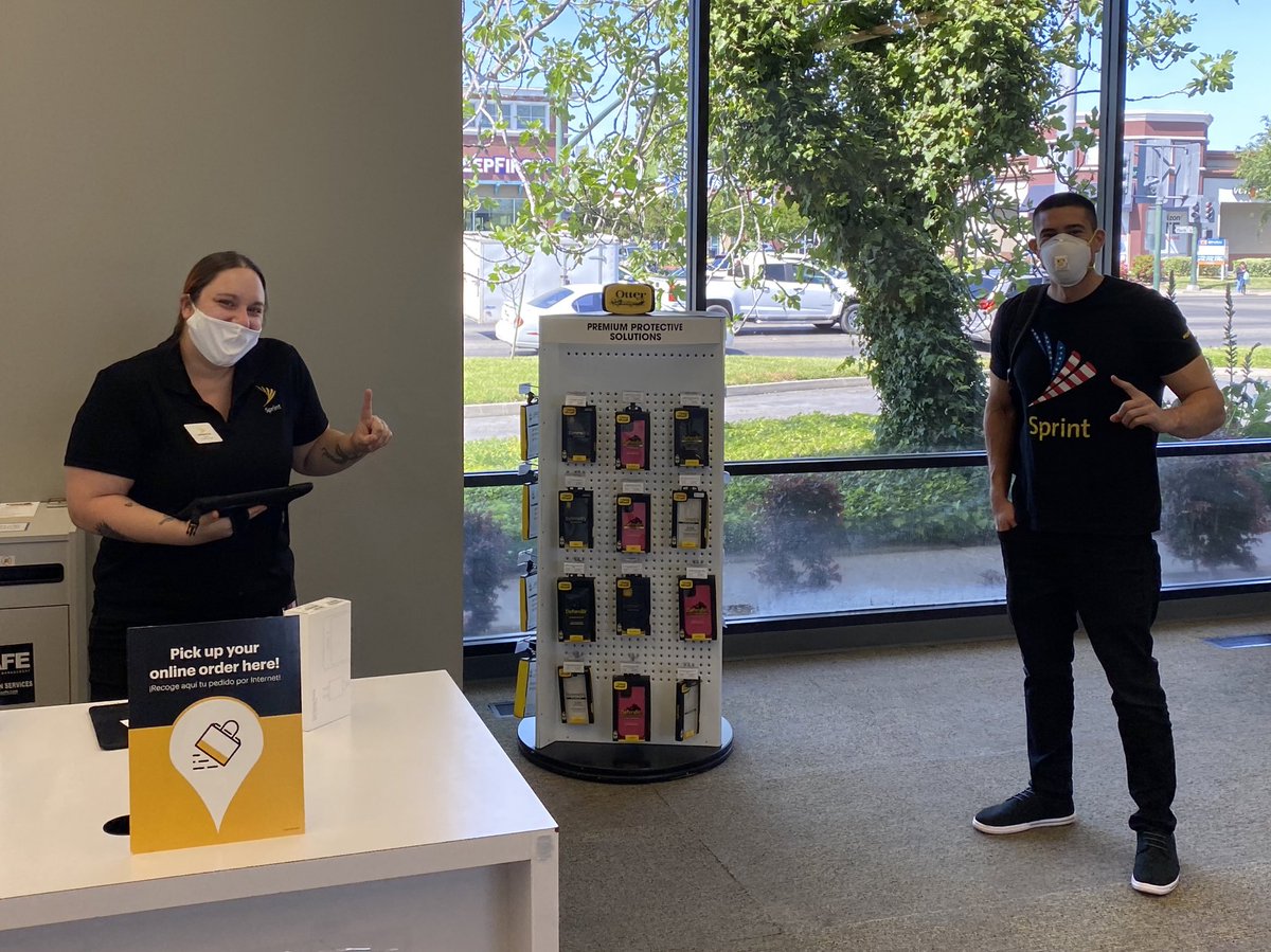 JamesLeeWW's tweet photo. Gotcha! Phenomenal #SalesManager @Eli_TMobile in action walking thru the #NonNegotiables and owning the interaction! Jessica ASM just closed a tablet with some new signature sales moves! #SprintFam #MemorableMoments check her out #SmileWithYourEyes #AreYouDownWithGST? https://t.co/i9bzxwpd7R