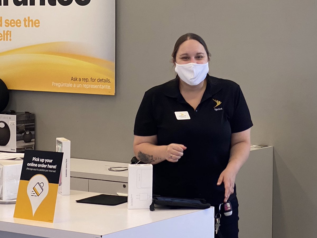 JamesLeeWW's tweet photo. Gotcha! Phenomenal #SalesManager @Eli_TMobile in action walking thru the #NonNegotiables and owning the interaction! Jessica ASM just closed a tablet with some new signature sales moves! #SprintFam #MemorableMoments check her out #SmileWithYourEyes #AreYouDownWithGST? https://t.co/i9bzxwpd7R